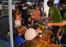 Kinderen konden zelf met de bloemetjes een mooi kunstwerkje maken